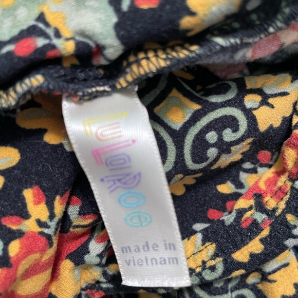 Leggings 🌻🌻4 for $25 bundle🌻🌻 - Picture 4 of 4